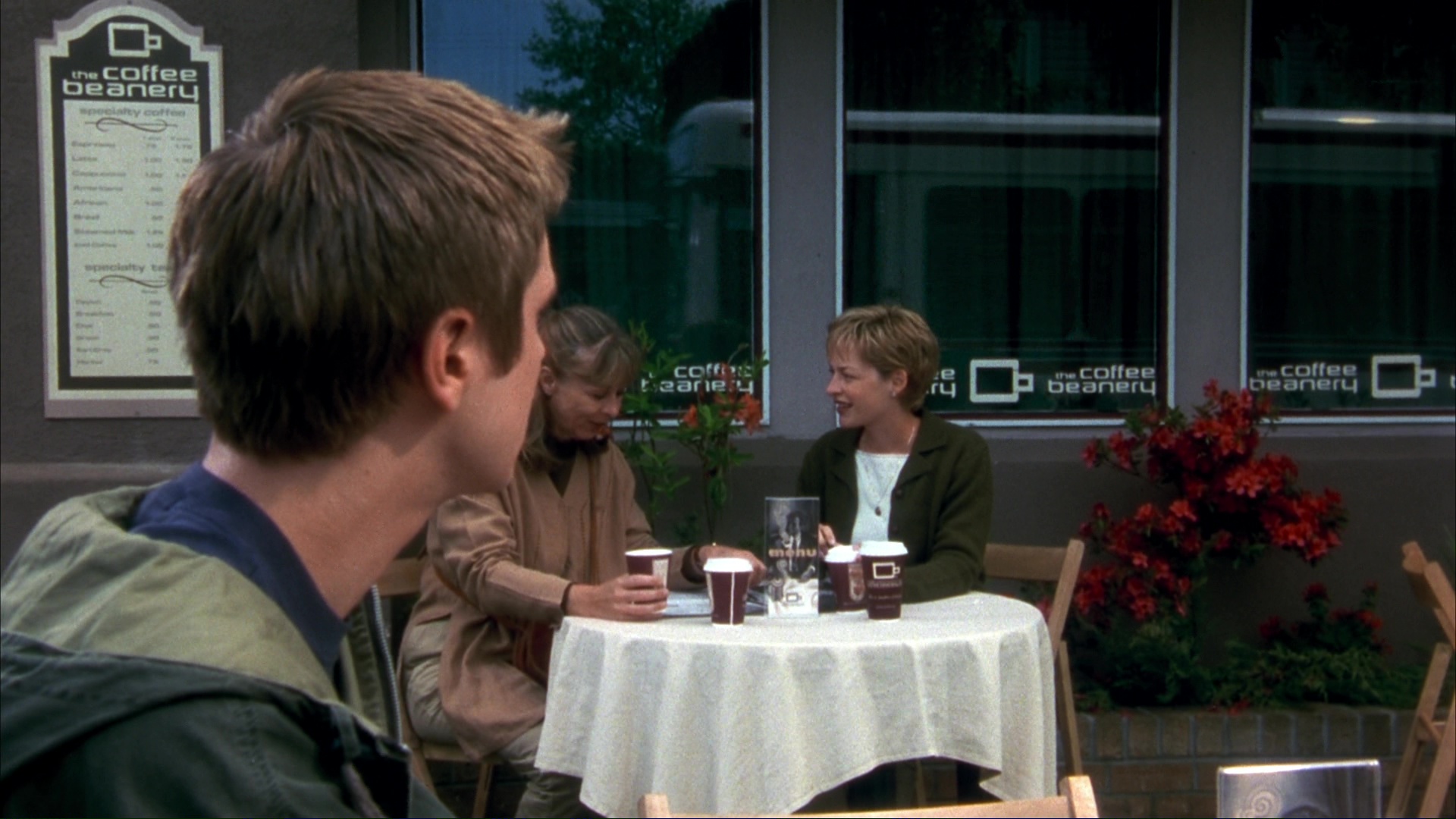 The confrontation outside the café. Film frame 00824.