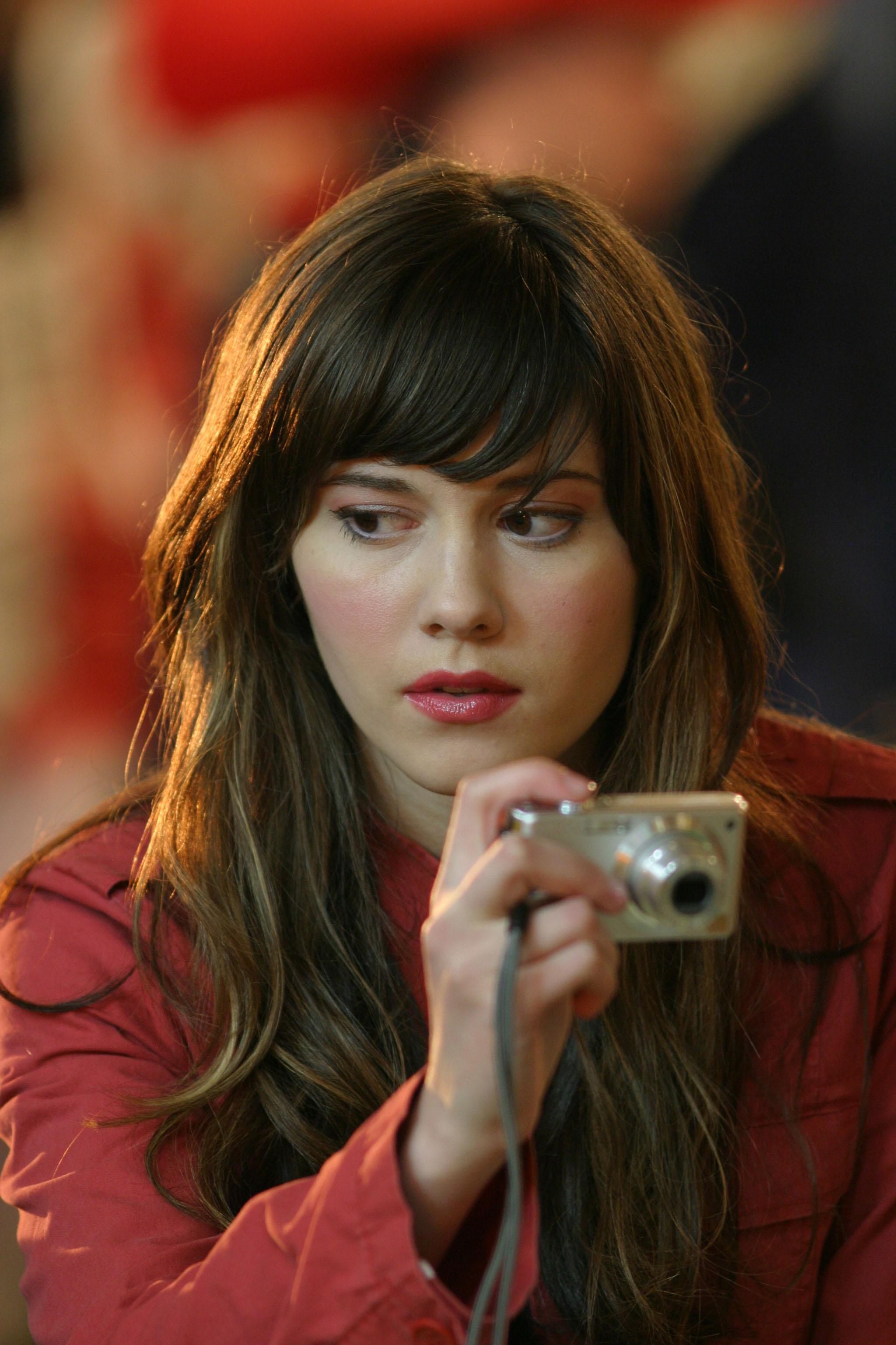 Final Destination 3 — Wendy holds her camera at the amusement park
