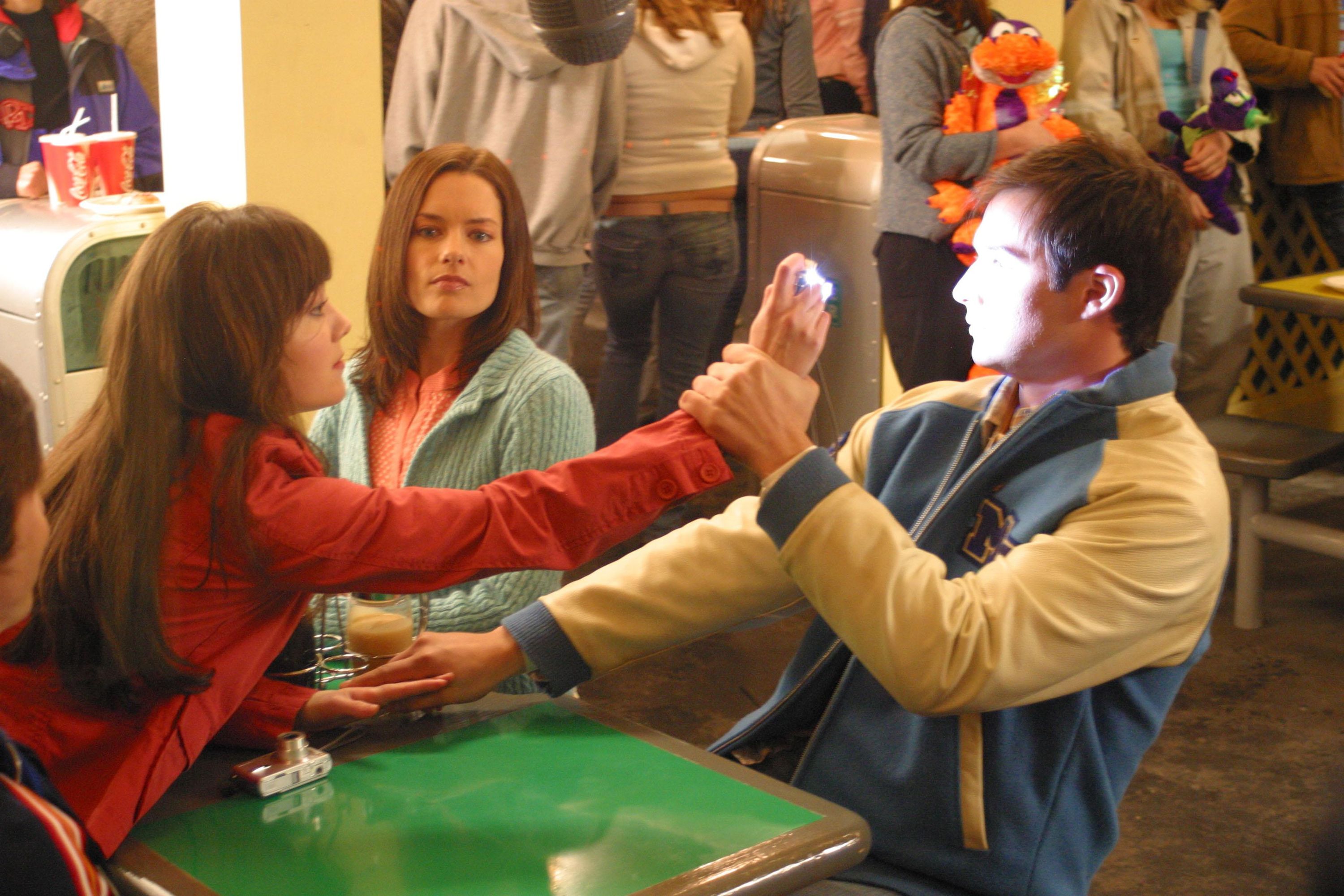 Final Destination 3 — Wendy photographs her friends at the amusement park