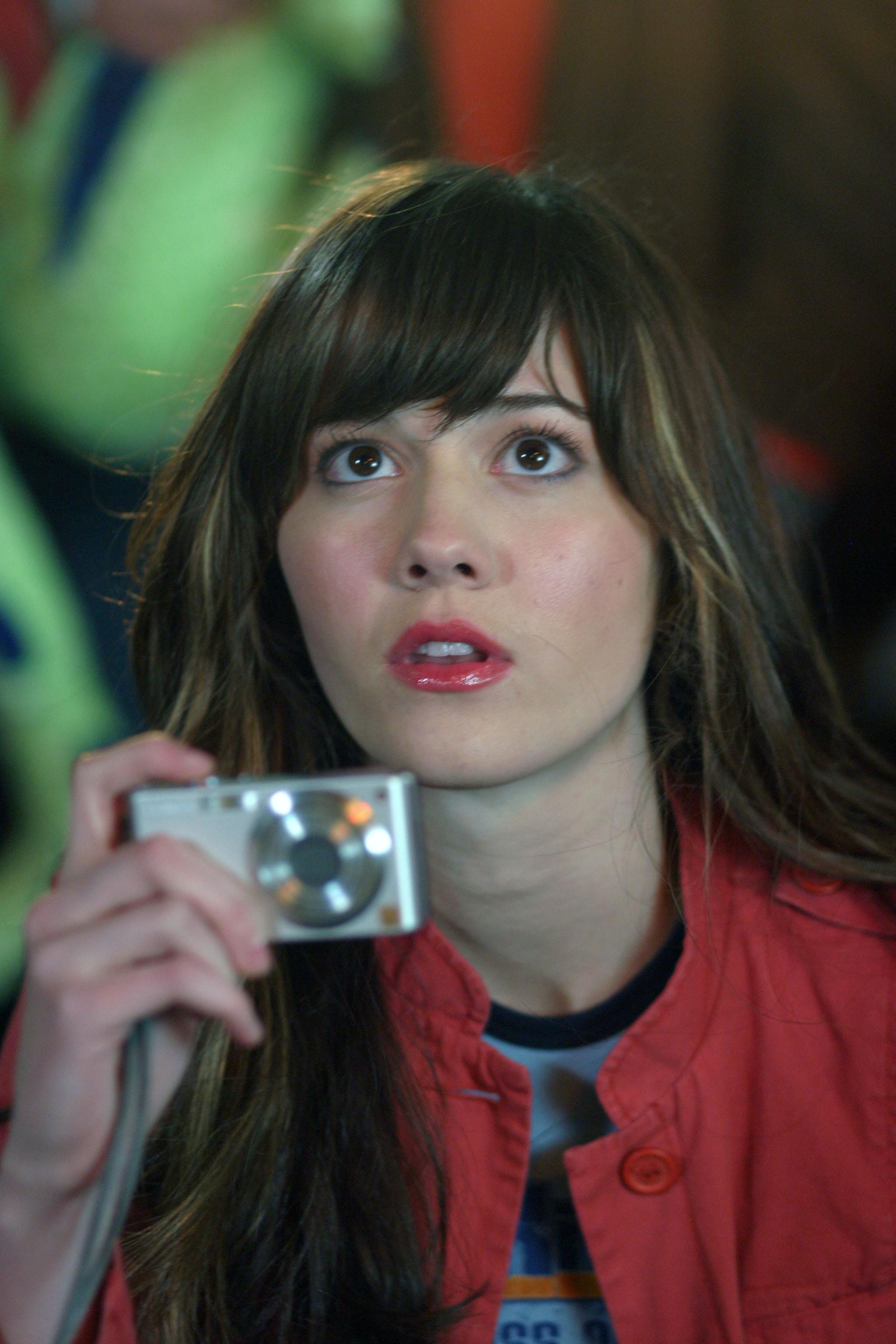 Final Destination 3 — Wendy raises her camera