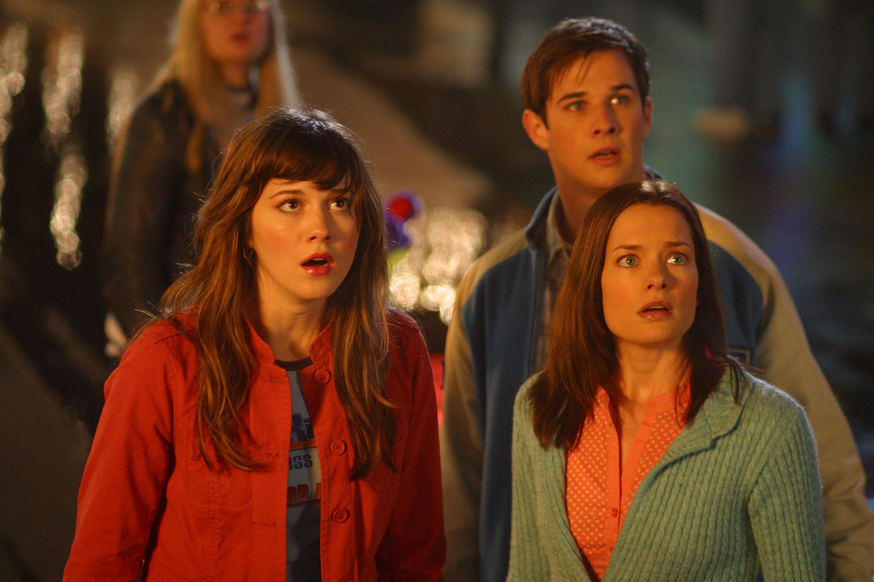 Final Destination 3 — Kevin, Wendy and Julie look upward