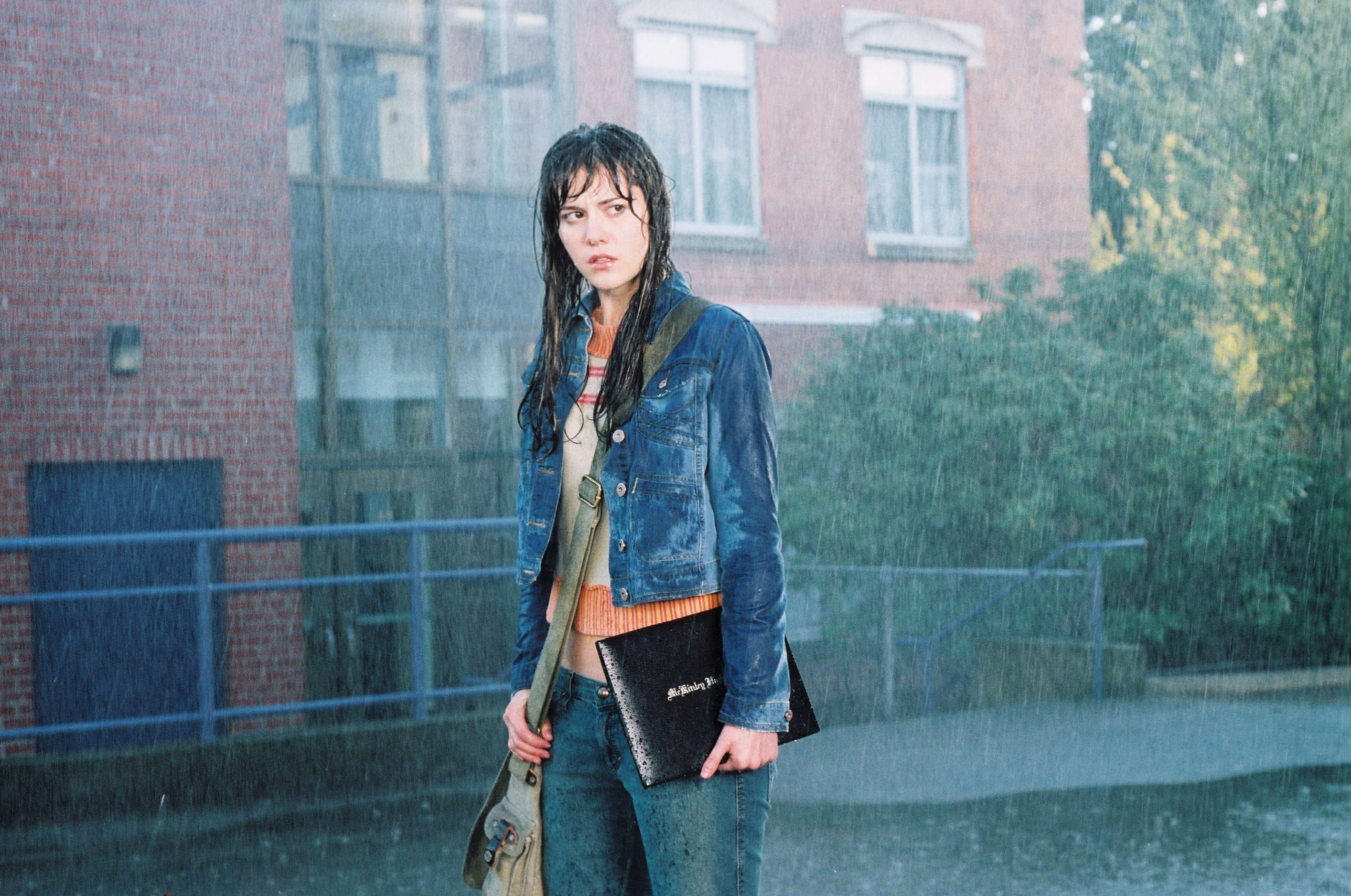 Final Destination 3 — Wendy stands outside the school building