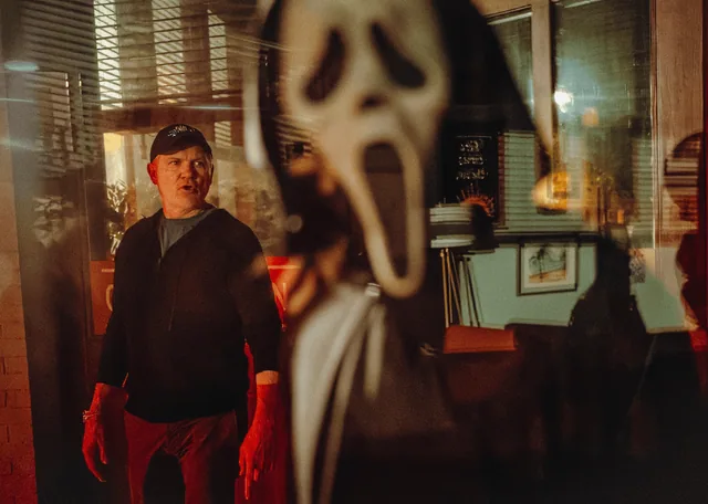 Kevin Williamson directing Ghostface.