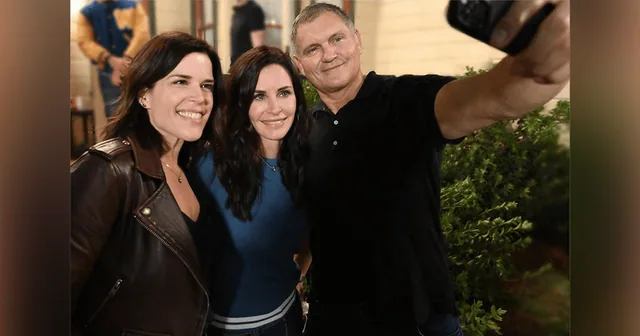Neve Campbell and Courteney Cox with Kevin Williamson.