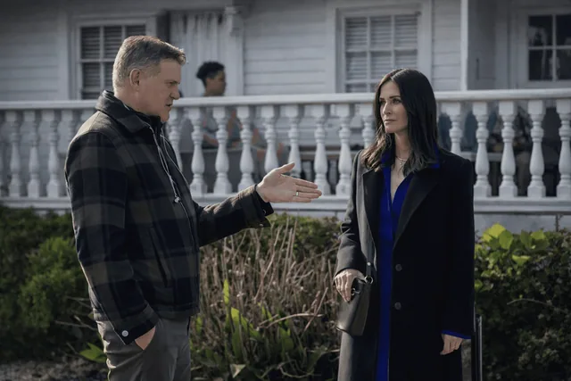 Kevin Williamson and Courteney Cox on location.
