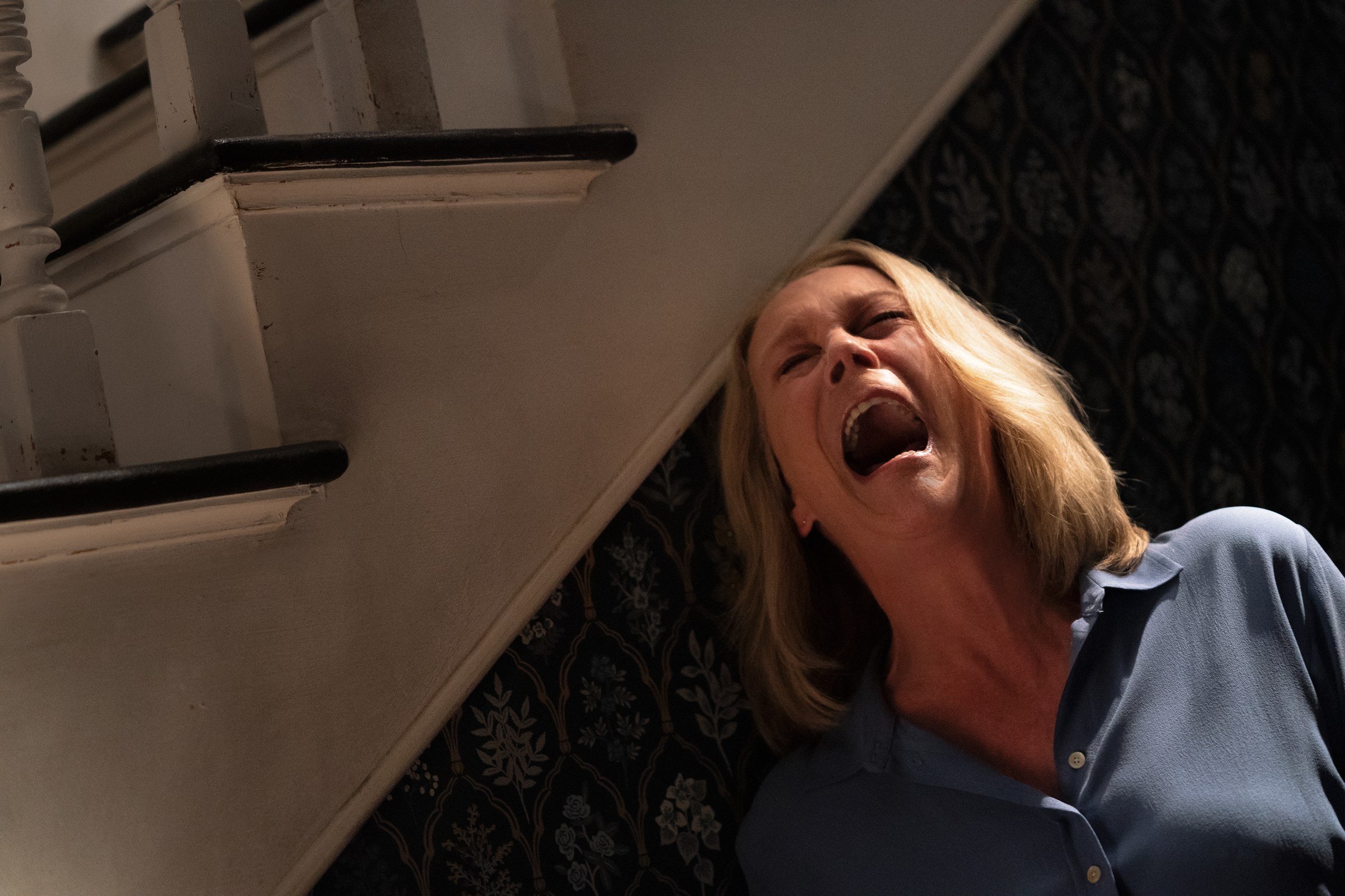 Laurie screams beside the staircase during the final confrontation.