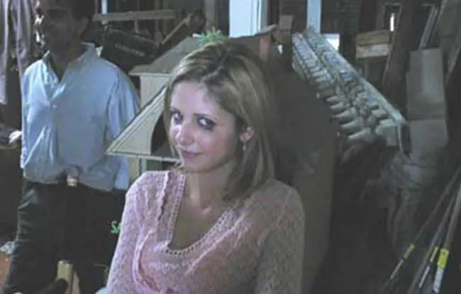 Sarah Michelle Gellar on set