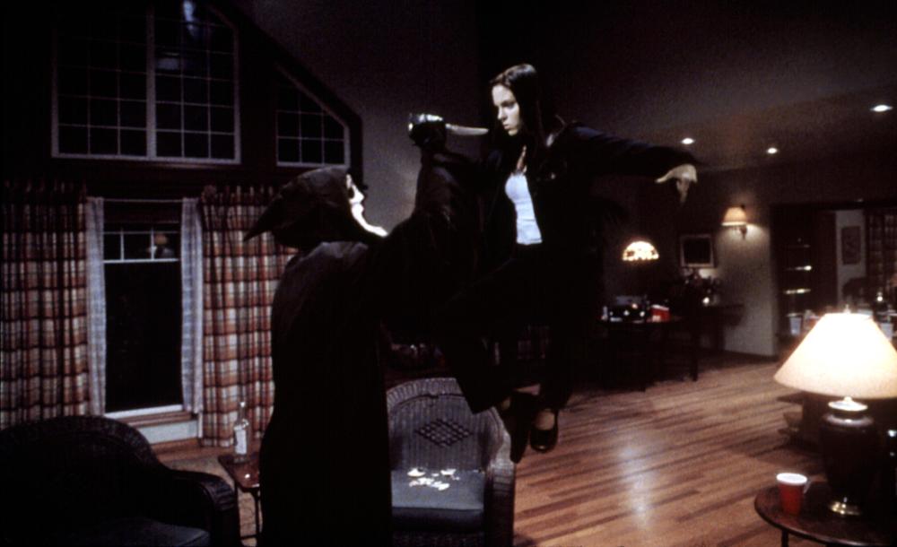 Cindy fights the masked killer.
