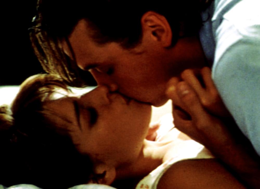 Sidney and Billy kiss.