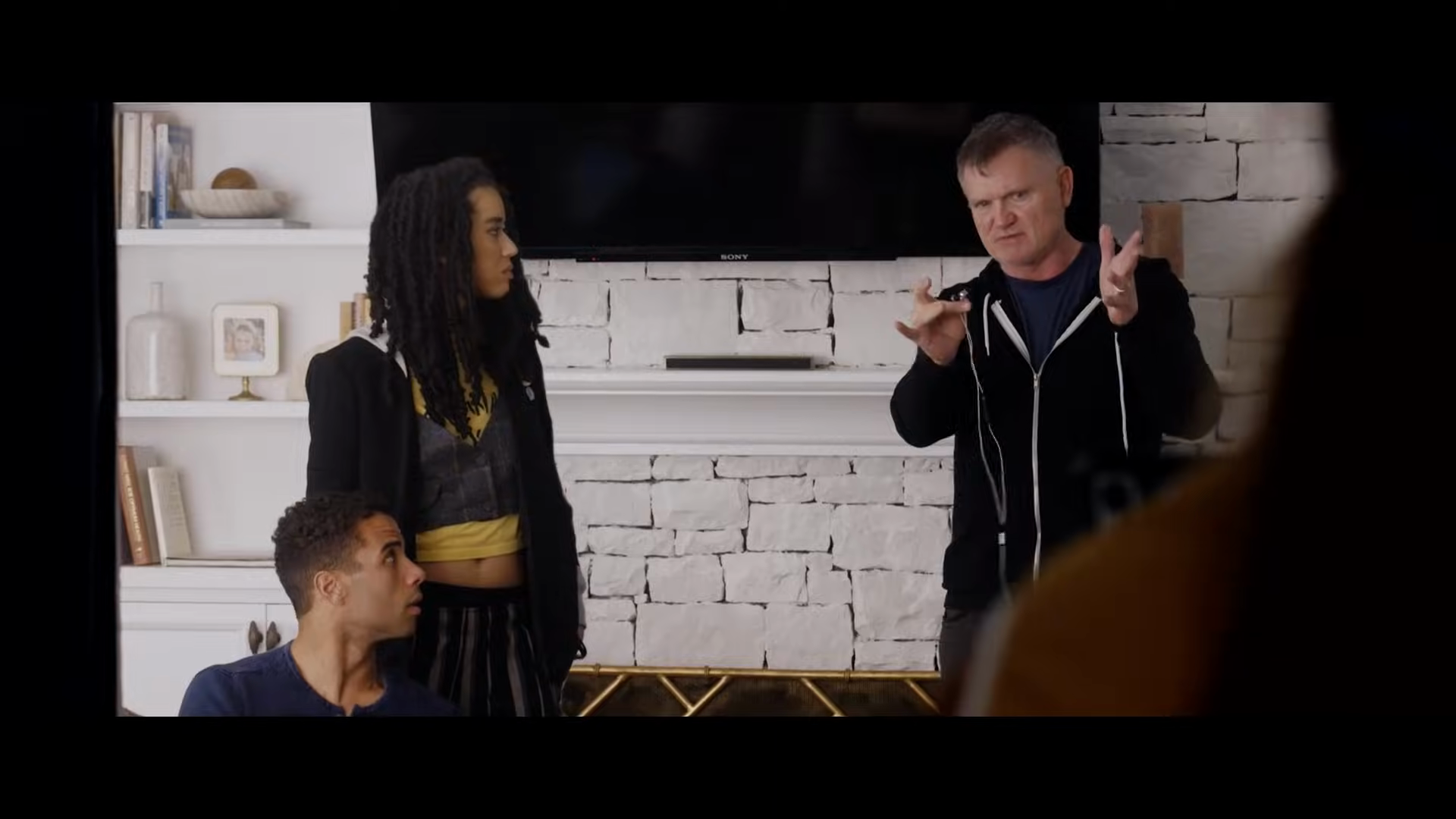 Kevin Williamson directs the cast on the living-room set.